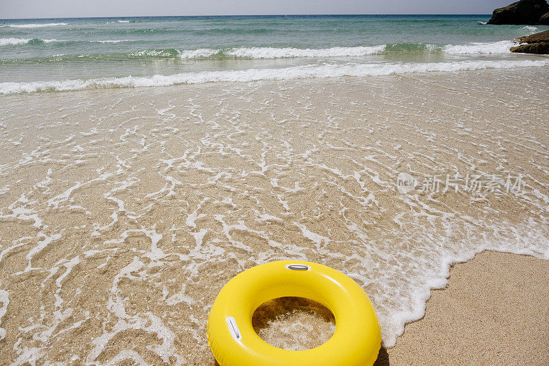 黄色的橡胶圈在Pedn Vounder海滩，波斯科诺，康沃尔在一个阳光明媚的六月天。